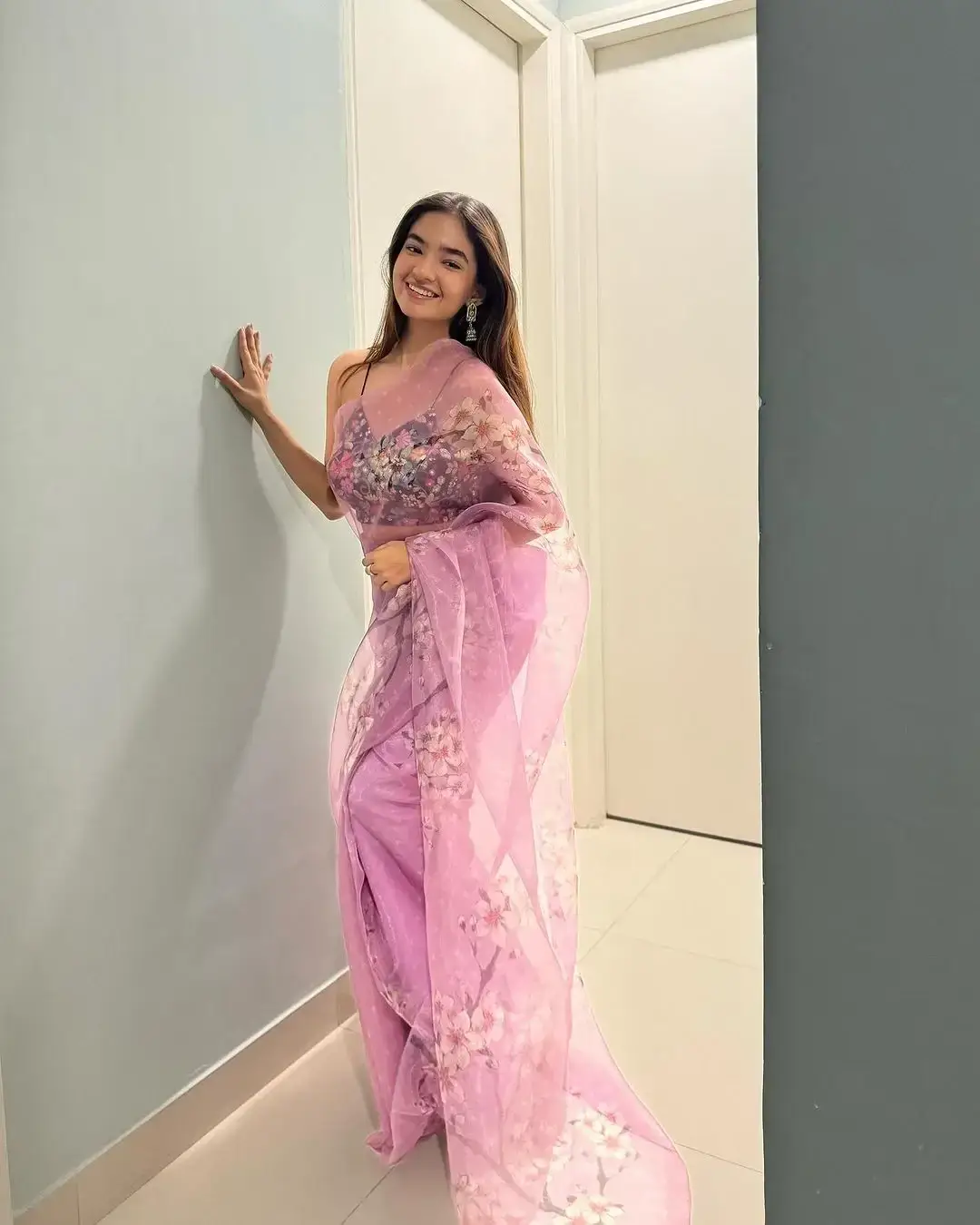 Bollywood Actress Anushka Sen in Sleeveless Violet Saree